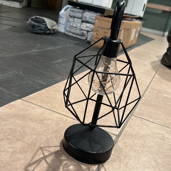 Battery operated light - Picture 3 of 3